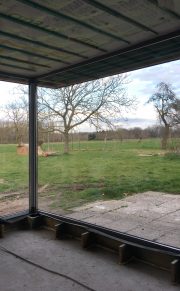 nieuw raam geplaatst in Drongen werf ROBUUST architectuur en onderzoek